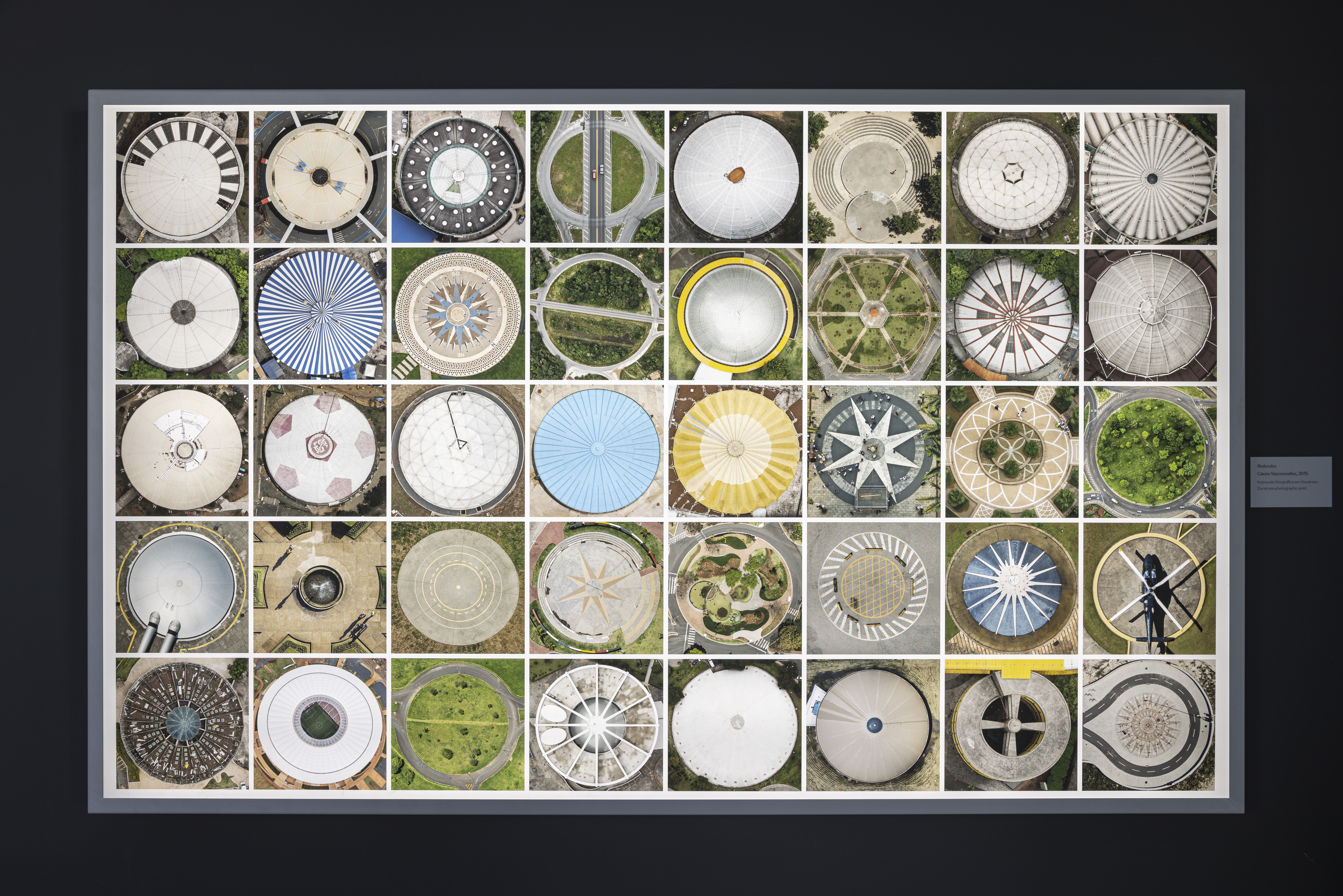 Mosaico de 40 fotografias aéreas retratando construções, composições e demarcações com formato circular.