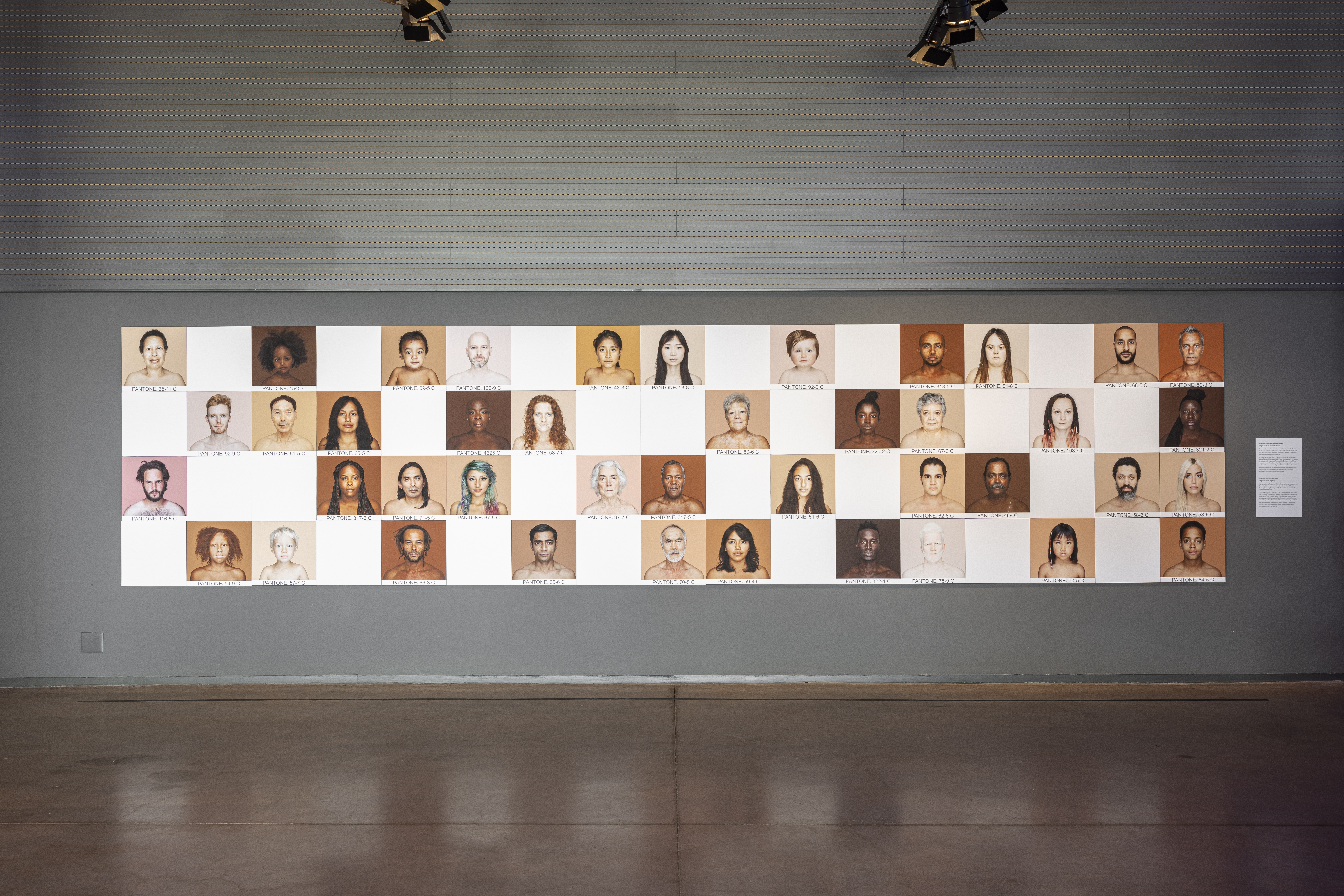 Mosaico de retratos de rostos de pessoas de diversos tons de pele.