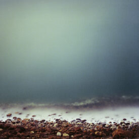 Fotografia de longa exposição de terreno na costa do Mar Morto.