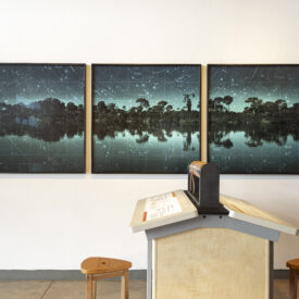 Colagem digital de fotos noturnas do Rio Xingu com sobreposição do mapa celeste da constelação de Áries.