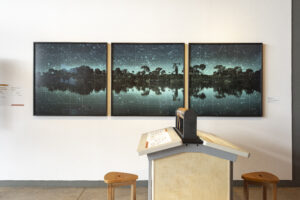 Colagem digital de fotos noturnas do Rio Xingu com sobreposição do mapa celeste da constelação de Áries.